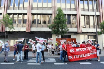 La plantilla de Itevelesa se concentra a las puertas de la delegación territorial de la Junta-Ical