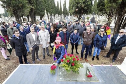 Homenaje a las víctimas del franquismo en el cementerio del Carmen.-J.M. LOSTAU