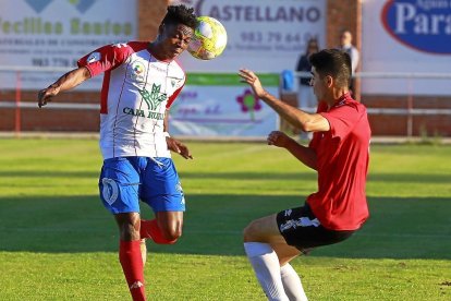 Víctor Asamoah intenta cabecear ante la presencia de un jugador del Salamanca B.-J. M. LOSTAU