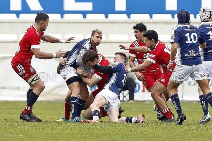 Los jugadores de VRAC y El Salvador luchan por la posesión del oval en el derbi del pasado domingo.-J. M. LOSTAU