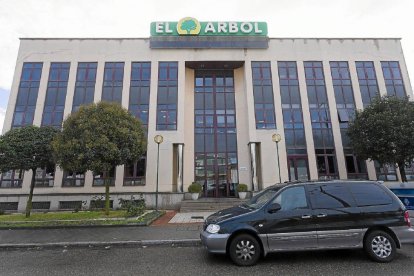 Edificio de los servicios centrales de El Árbol en la calle Forja de Valladolid-P. REQUEJO