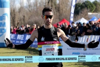 Javi Guerra llega a meta.