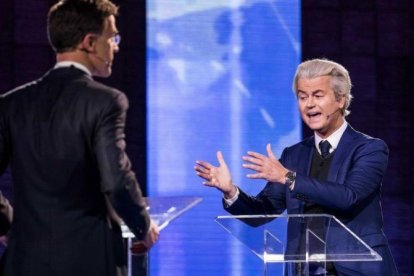 Rutte (izquierda) y Wilders, durante el cara a cara televisivo, el 13 de marzo.-EFE / BART MAAT