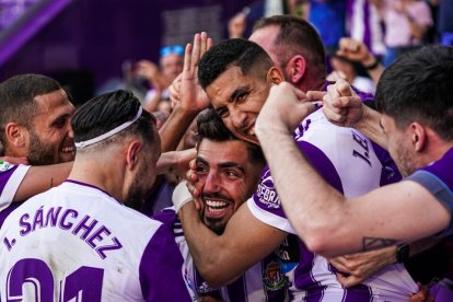 Varios jugadores celebran con Monchu el gol logrado ante la Ponferradina. / RV / A. PUENTE