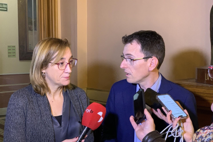 El portavoz del Grupo Municipal Socialista en el Ayuntamiento de Valladolid, Pedro Herrero, y la de Valladolid Toma la Palabra (VTLP), Rocío Anguita, en una atención a los medios este miércoles en la Casa Consistorial de la capital vallisoletana - PSOE/ Europa Press