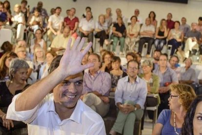 El secretario general del PSOE, Pedro Sánchez, saluda durante la inauguración del ciclo de Asambleas Abiertas que se ha celebrado en Zaragoza.-Foto: EFE / TONI GALÁN