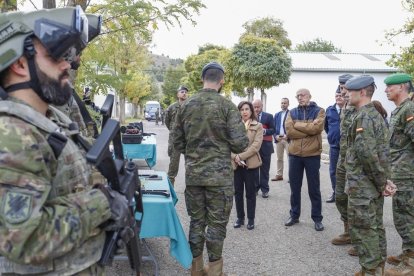 La ministra atiende las explicaciones de los militares de la base. E.M.