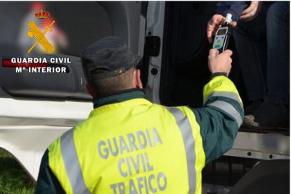 Prueba de alcohol de la Guardia Civil de Tráfico.- E.M.