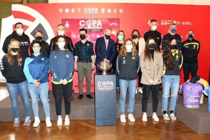 Equipos y organizadores después del sorteo de la Copa de la Reina. / Iberdrola DHF