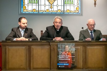 El vicario general del Arzobispado de Valladolid, Jesús Fernández Lubiano; el ecónomo, José María Conde, y el delegado de Cáritas Diocesana de Valladolid, José Colinas, presentan el balance económico de 2022 tanto de la Iglesia de Valladolid como de Cáritas Diocesana.- ICAL