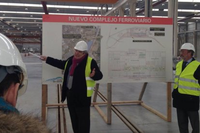 El alcalde de Valladolid, Francisco Javier León de la Riva, durante la presentación de los nuevos talleres de Renfe-El Mundo