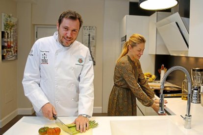 Óscar Puente, en la cocina junto a su mujer donde le gusta ejercer de cocinero-J. M. LOSTAU