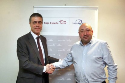 Eduardo Luis López Enriquez, director Territorial de Caja España-Duero en Valladolid y José Jaime Fernández Lafuente, presidente de APEHVA, firman un acuerdo de colaboración-Ical