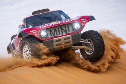 Carlos Sainz supera, con su ’buggy’ Mini’, las altas dunas de la etapa de hoy. /-WWW.CARLOSSAINZ.COM