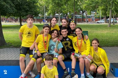 Adrián Alonso, en el centro junto al resto de participantes del Rolling Lemons en el circuito alevín, infantil y juvenil. / E. M.