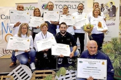 De arriba a abajo:foto de grupo de los ganadores con los diplomas acreditativos.-L.P.