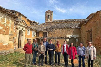 El alcalde, Faustino González, posa ante el convento de las Clarisas de San Bernardino.-EL MUNDO