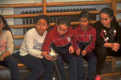Cuatro alumnos del Allúe Morer con una espada.-EM