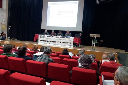 Asistentes a la asamblea de la Federación de Vecinos en el centro cívico de La Pilarica.-E.M.