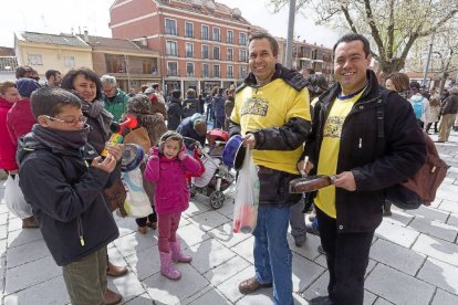 Vecinos de La Cistérniga en la Plaza Mayor con cazuelas, sartenes y bocinas reclaman en instituto-Pablo Requejo