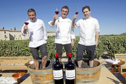 Roca (i), Aduriz y Montero (d) brindan ayer con un mosto tras la pisada de las uvas de Abadía Retuerta.-J.M. Lostau