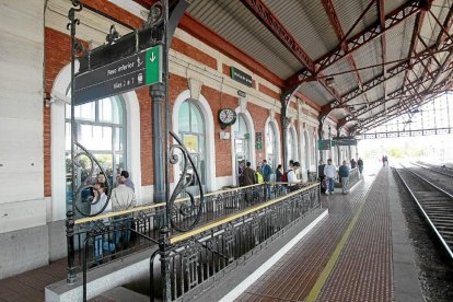 Viajeros en la estación ferroviaria de Medina del Campo.-S. G. D. C.