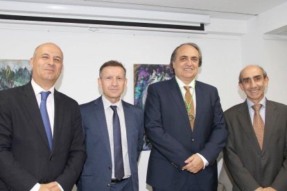 De izquierda a derecha, el viceconsejero de Desarrollo Rural, Jorge Llorente; el presidente del Colegio de Valladolid, Rufino Álamo; el presidente de la Organización Colegial Veterinaria, Luis Calvo; y el secretario general de Cultura, Gregorio Muñoz.-ICAL