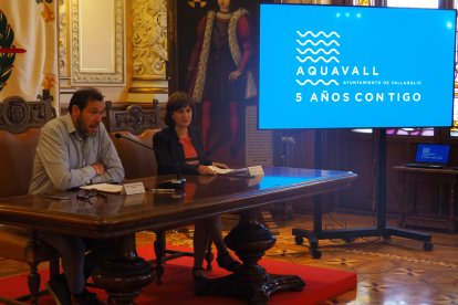 El alcalde de Valladolid, Óscar Puente y la concejal de Medio Ambiente, María Sánchez en rueda de prensa. E.M.