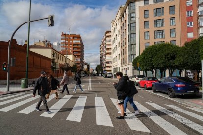 Gente cruzando en una calle de Valladolid en una imagen de archivo - J.M. Lostau