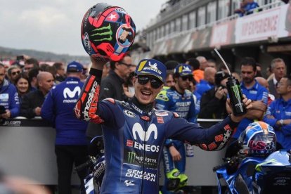 Maevrick Viñales (Yamaha) celebra la pole que ha logrado hoy en Cheste (Valencia)-MIGUEL LORENZO