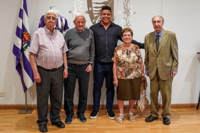 Ronaldo Nazario con los cuatro abonados con mayor antigüedad. / RV / A. PUENTE