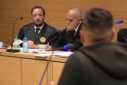 Imagen del acusado en el juicio contando su versión de los hechos ante la mirada del fiscal.-E. M.