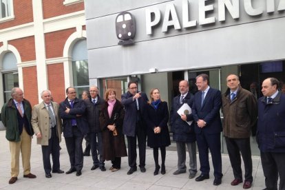 La ministra de Fomento, Ana Pastor, junto a los alcaldes de Valladolid y Palencia y el consejero de Fomento, Antonio Silván, llegan a la estación de Palencia en el tren laboratorio-El Mundo