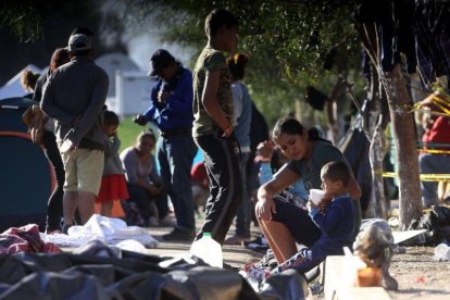 Migrantes permanecen en un albergue de la ciudad de Tijuana. Mexico deporto a 98 migrantes que presuntamente protagonizaron una trifulca al romper un cerco de la Policia Federal en la ciudad de Tijuana con el afan de cruzar la frontera con Estados Unidos.-EFE