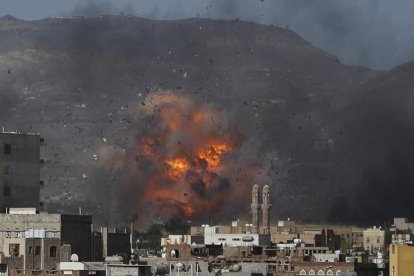 Bombardeo saudí sobre el depósito de munición de una base militar en la capital de Yemen, Saná, en el 2015.-REUTERS