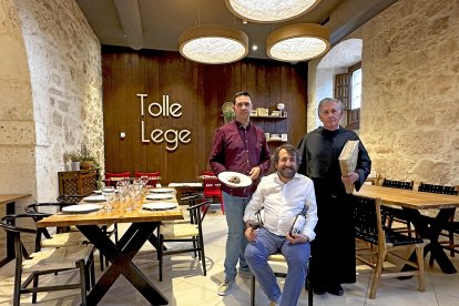 Armando García y Diego Santos, director y jefe de sala del restaurante, junto al prior del monasterio de Santa María de la Vid, Agustín Alcalde.  /