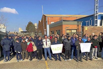 Concentración a las puertas de la factoría Isowat Made en Medina del Campo el pasado 22 de febrero.-EL MUNDO