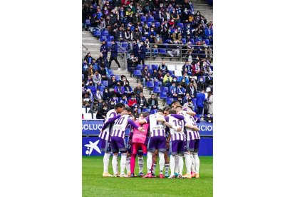 Los jugadores blanquivioleta hacen en Oviedo su habitual corro antes del partido. REAL VALLADOLID