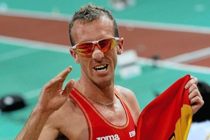 Sergio Sánchez saluda al público tras finalizar una carrera.-EL MUNDO