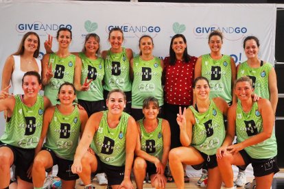 Plantilla del Grupo Oliveira Valladolid femenino. / EL MUNDO