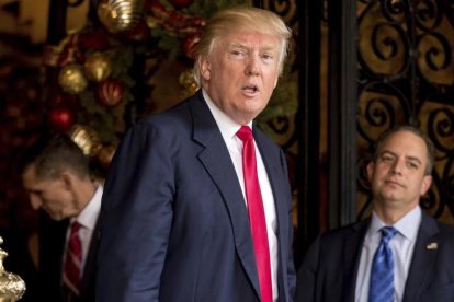 Trump (centro), acompañado por Priebus (derecha) y el consejero Michael Flynn, en Mar-a-Lago (Florida), el 21 de diciembre del 2016.-/ AP / ANDREW HARNIK