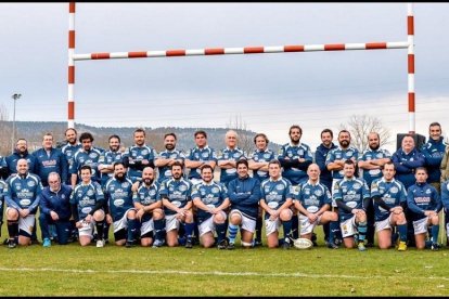 Foto de familia de los Old VRACS, el conjunto veterano del VRAC Quesos Entrepinares, que tomará parte como anfitrión en el Valladolid Rugby Festival. / JRR