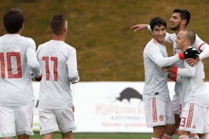 Los jugadores de la sub 21 celebran uno de los siete goles marcados a Islandia.-EL PERIÓDICO