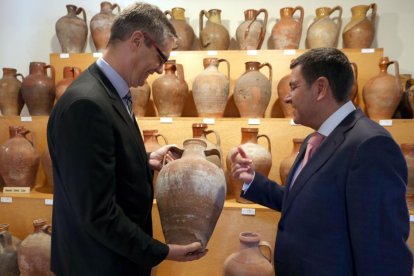 El consejero de Empleo, Carlos Fernández Carriedo, visita el Museo del Cántaro de Valoria La Buena (Valladolid), uno de los proyectos realizados con las subvenciones.-ICAL