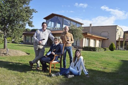 Juanjo Balbás, su mujer, Clara de la Fuente; el enólogo Pedro de la Fuente y Patricia Balbás en el jardín de la bodega en La Horra.