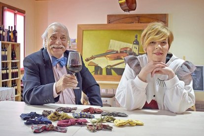 Juan Antonio Fernández, junto a su hija Beatriz, con una copa de tinta de Toro y sus famosas pajaritas.-ARGICOMUNICACIÓN