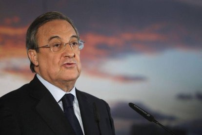 El presidente del Real Madrid, Florentino Pérez, durante su comparecencia ante los medios de comunicación para presentar las cuentas del ejercicio 2013/2014.-Foto: EFE