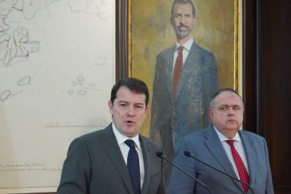 El presidente de la Junta, Alfonso Fernández Mañueco, durante la declaración institucional acompañado del consejero de Sanidad, Alejandro Vázquez.- ICAL