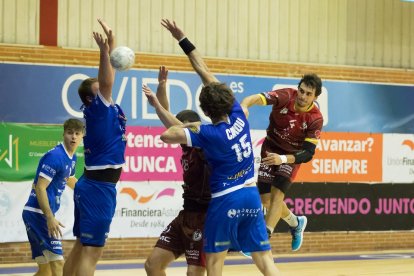 Afonso Lima arma el brazo y lanza en el partido copero jugado el martes en Oviedo. / LOF