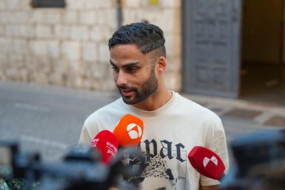 Lucas Burgueño, al a salida de los juzgados tras una de sus detenciones.-PHOTOGENIC